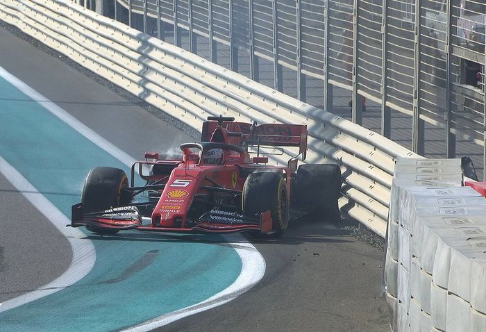 Pada menit-menit akhir sesi FP1 F1 Abu Dhabi, Sebastian Vettel melitir dan menabrak dinding pembatas di tikungan ke-19