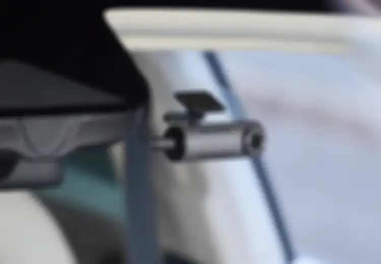 Hindari Kupas Kabel! Begini Cara Aman Pasang Dashcam di Mobil Listrik Biar Nggak Korslet