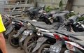 Yamaha Scorpio, Vario 110 dan Puluhan Motor Teronggok Tahunan di Parkiran Stasiun Pasar Senen