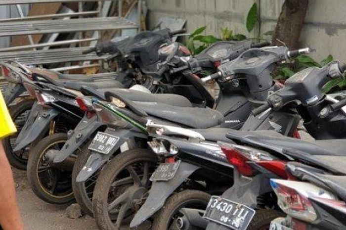 Jejeran sepeda motor yang tidak bertuan di parkiran Stasiun Senen, Jakarta Pusat