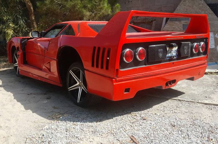 Tampilan Nissan Sentra yang maksa tampilanya jadi Ferrari F40