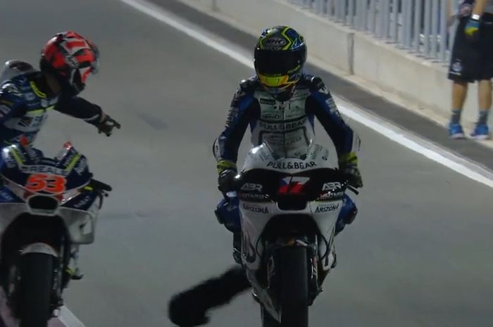 Ada yang tersangkut di ban belakang motor Karel Abraham