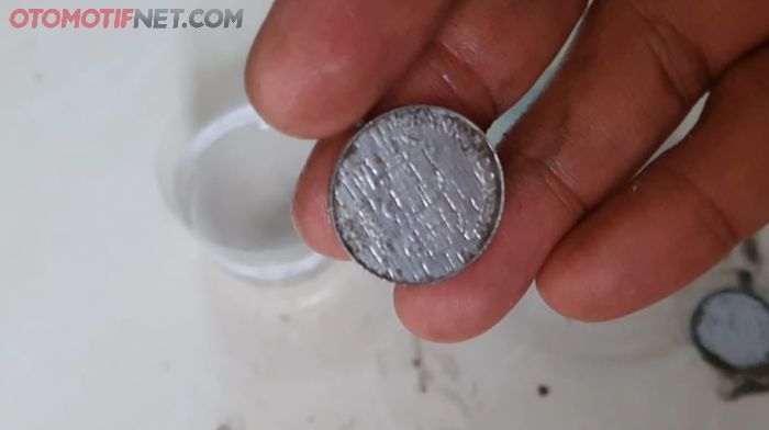 Koin yang dicemplungkan pada produk pertama, permukaannya tampak tergerus berupa garis putus-putus