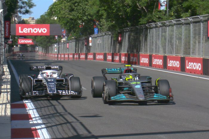 Lewis Hamilton menyalip Pierre Gasly untuk mendapatkan posisi keempat di F1 Azerbaijan 2022