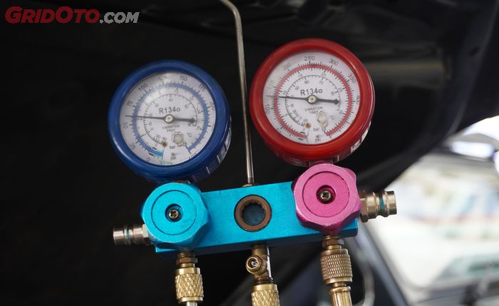 ILUSTRASI. Alat ukur pressure gauge untuk mengetahui tekanan freon AC mobil.