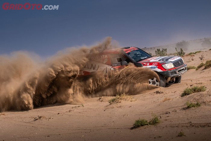 Meski harus menghajar medan ekstrem berupa pasir dan bebatuan, performa Land Cruiser 100 miliknya sangat stabil dan minim kendala mekanis di Rally Dakar 2026