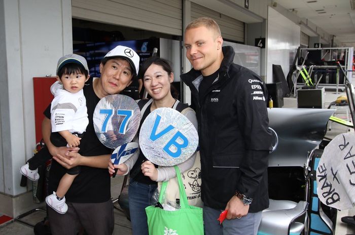 Valtteri Bottas menerima kunjungan fans lokal di depan garasi tim Mercedes di Suzuka