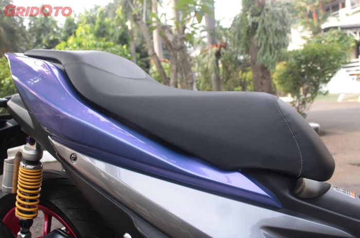 Warna bodi Yamaha Aerox paduan biru lembayung dan gun metal