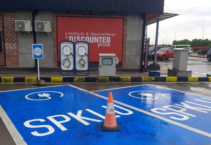 Kementerian PUPR siapkan charging station di 14 rest area jalan tol untuk pemudik dengan mobil listrik.