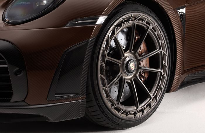 Modifikasi Porsche 911 Turbo S pakai pelek model center-lock warna cokelat 