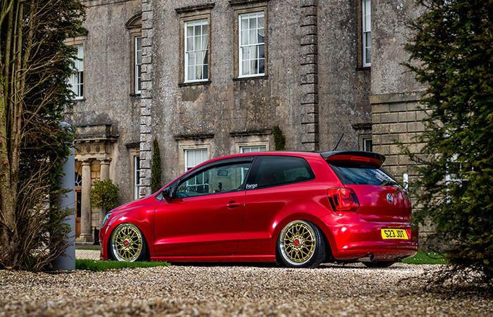 Modifikasi VW Polo dengan balutan warna merah darah