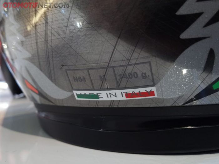 Ukuran helm terletak dibagian belakang