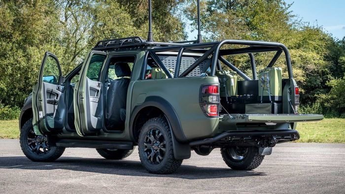 Tampilan belakang modifikasi Ford Ranger bertema Militer