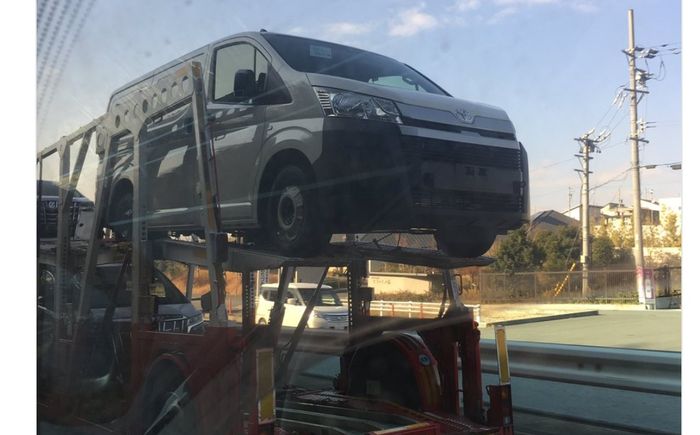 Toyota Hiace baru diangkut dengan truk, terlihat fascianya berubah cukup banyak