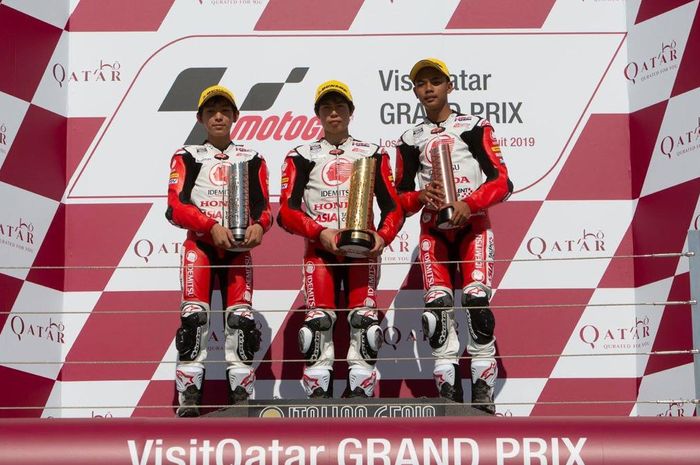 Mohammad Adenanta Putra (kanan) berhasil meraih podium ketiga pada balapan kedua pada ajang balap Asia Talent Cup (ATC) yang dilaksanakan di Losail International Circuit, Qatar (10/3)