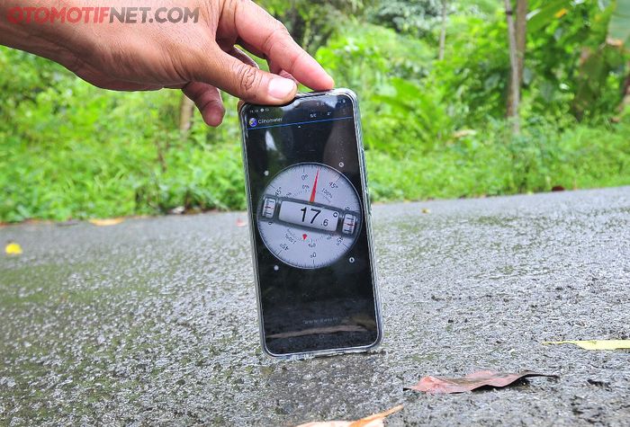 Dengan menggunakan aplikasi Clinometer di smartphone android terbaca 17,6 derajat