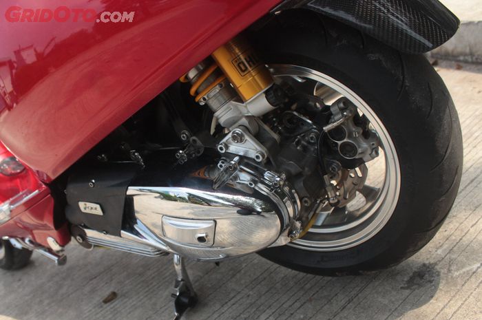 Kaki-kaki belakang Vespa Sprint 150 pasang sokbreker Ohlins dan custom diskbrake