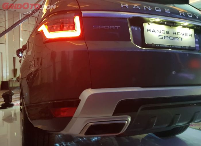 Desain bumber belakang Range Rover Sport yang baru. Cluster lampu belakang pun diperbaharui dengan garis LED.