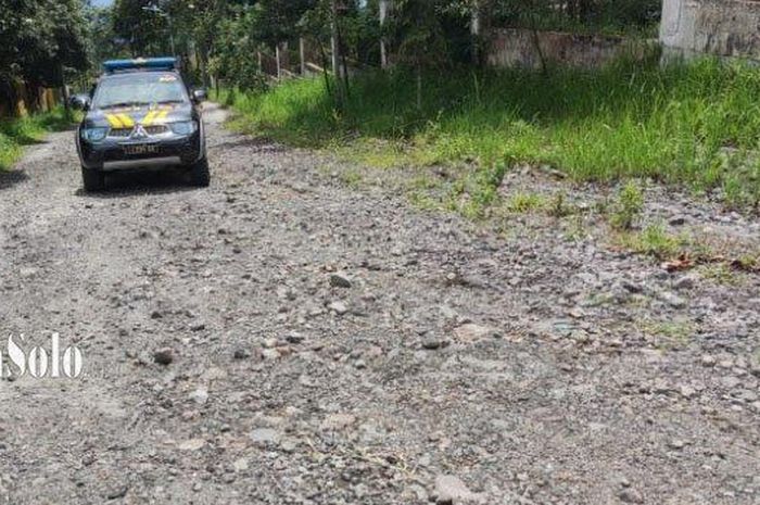 Jalan di Desa Sidorejo, Kecamatan Kemalang, Klaten, yang hancur.