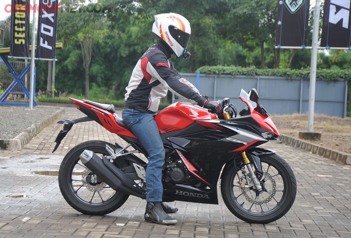 All New CBR150R punya jok yang rendah dengan setang tinggi, bikin badan gak cepat pegal