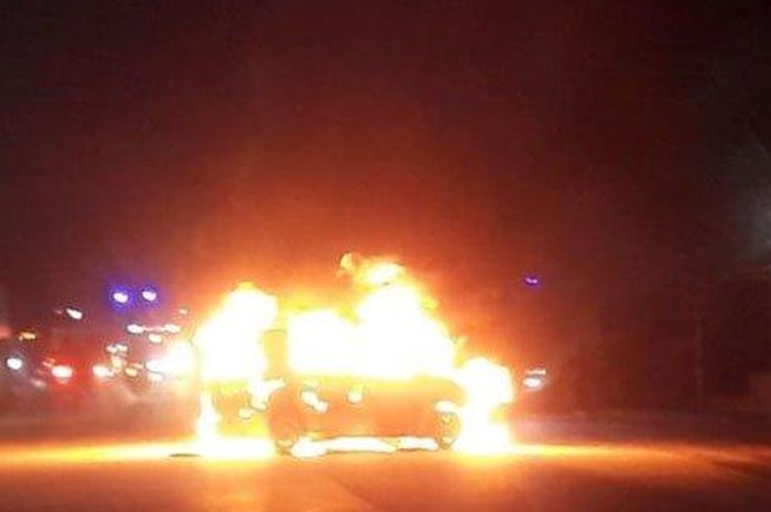 Usai isi BBM di SPBU, sebuah Hyundai Atoz di Probolinggo ludes terbakar.