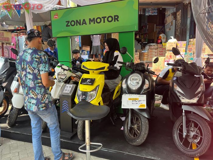 Booth penjualan motor di Festival Pasar Rakyat 2024.