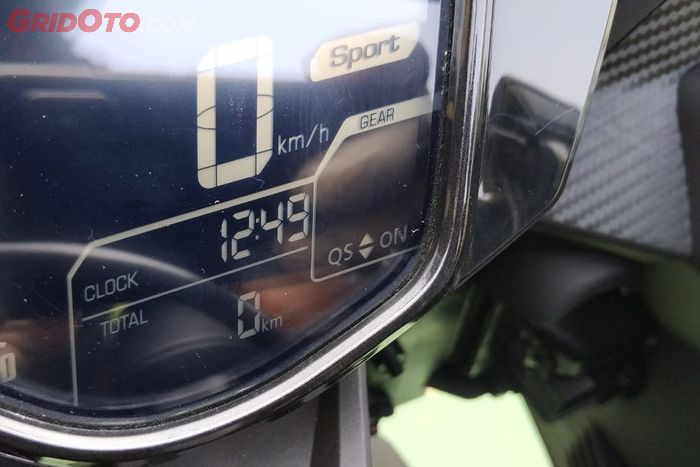 Ada lambang quick shifter (QS) di bawah gear indicator Honda CBR250RR SP dan SE