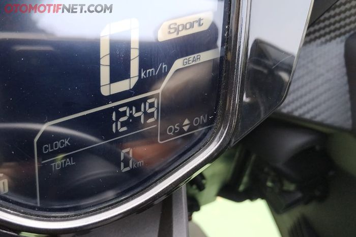 Ada lambang quick shifter (QS) di bawah gear indicator Honda CBR250RR SP dan SE