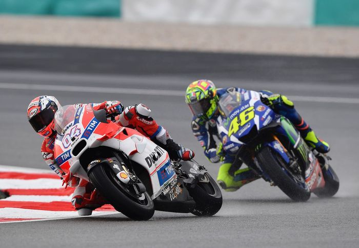 Andrea Dovizioso dan n Valentino Rossi saat berlaga di MotoGP Malaysia 2016. Dovizioso finis pertama, Rossi kedua.