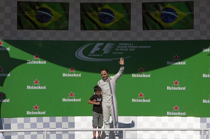 Felipe Massa bersama putranya Felipinho naik di atas podium GP F1 Brasil