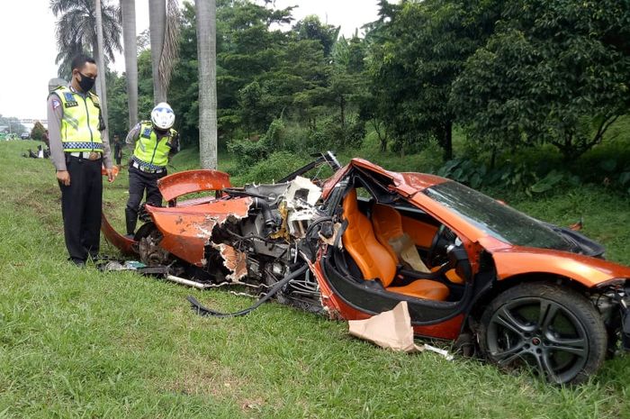 Mclaren MP4-12C mengalami kecelakaan di Tol Jagorawi, Minggu (3/5/2020).