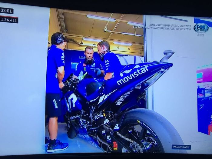 Motor Yamaha YZR-M1 Valentino Rossi tiba di garasi dan langsung ditangani kru tim