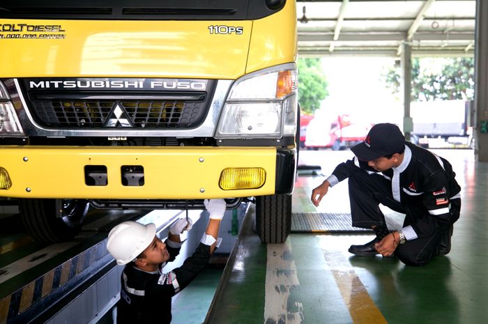 Pengecekan kendaraan di diler resmi Mitsubishi Fuso