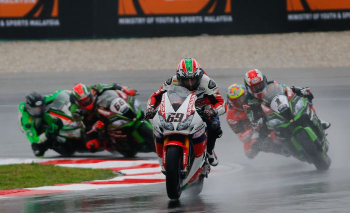 Nicky Hayden dengan nomor balap #69 yang jadi ciri khasnya saat balapan di WorldSBK Malaysia 2016 bersama juara dunia bertahan Jonathan Rea (#1)