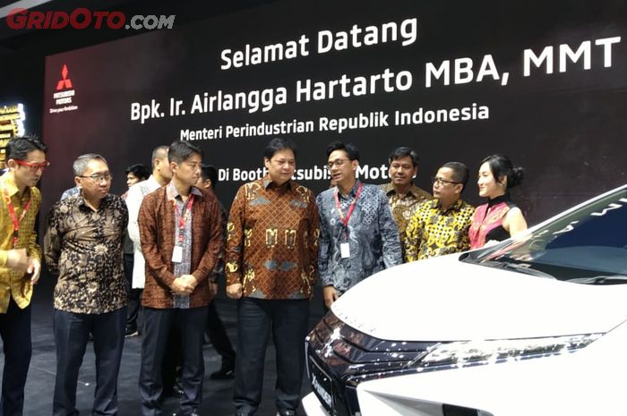 Airlangga Hartarto melihat Mitsubishi Xpander di IIMS