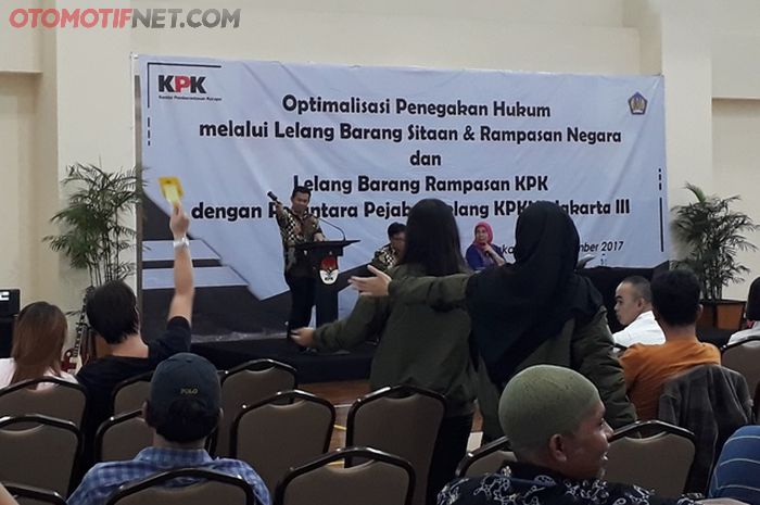 Suasana lelang mobil KPK