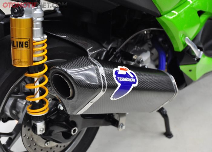 Knalpot pakai Termignoni karbon dan leher custom bikin Yamaha XMAX tampak lebih sporty