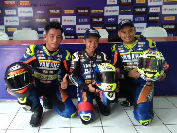 Nicky Hayden (tengah), Gupita Kresna (kiri) dan Syamsul Arifin (kanan) juara di kelas All New R15 Pro Rider