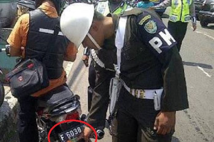 Razia stiker TNI atau polisi di kendaraan 