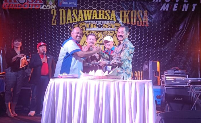 Penyerahan tumpeng Fransiskus Xaverius Hadi Rudyatmo, Wali Kota Solo kepada pengurus IKOSA didampingi Ketum IKOSA, Herman Sudrajat.