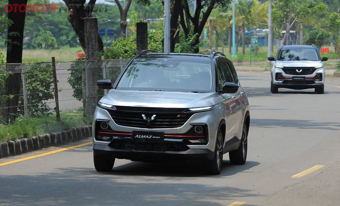 Para jurnalis saat melakukan first drive Wuling Almaz di kawasan Ancol, Jakarta Utara (17/03/2021)