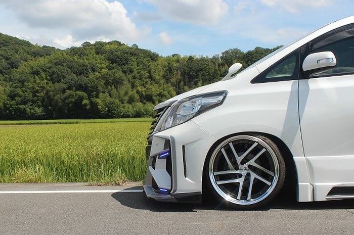 Modifikasi Toyota Alphard lama ditopang pelek 20 inci dan suspensi udara