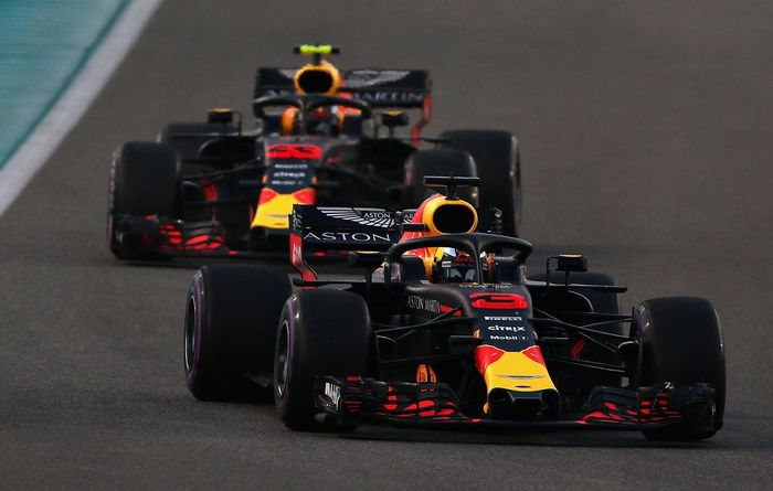 Daniel Ricciardo dan Max Verstappen di GP F1 Abu Dhabi, keduanya saling bersaing satu sama lain