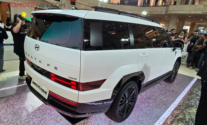 Hyundai All New Santa Fe Calligraphy Hybrid tampak belakang