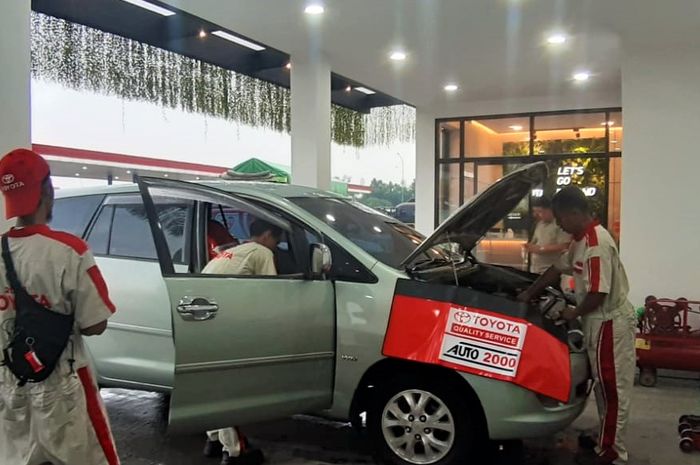 Ilustrasi mobil sedang di servis di Auto2000