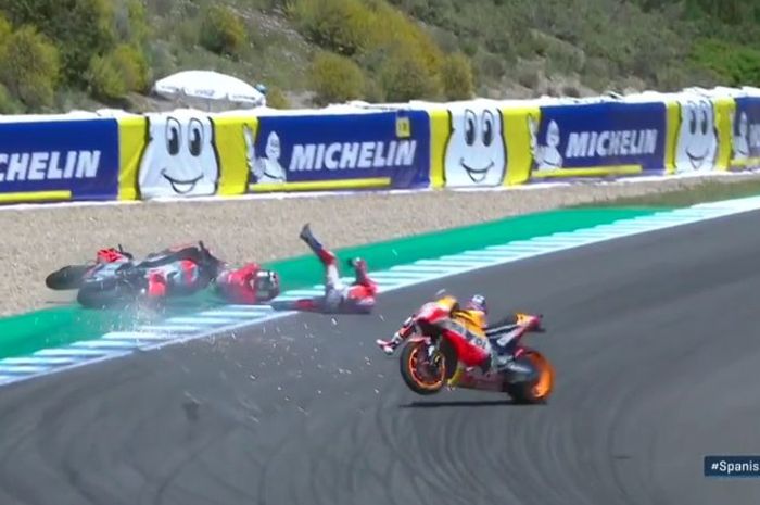 Dani Pedrosa, Jorge Lorenzo dan Andrea Dovizioso terlibat dalam kecelakaan beruntun di MotoGP Spanyo