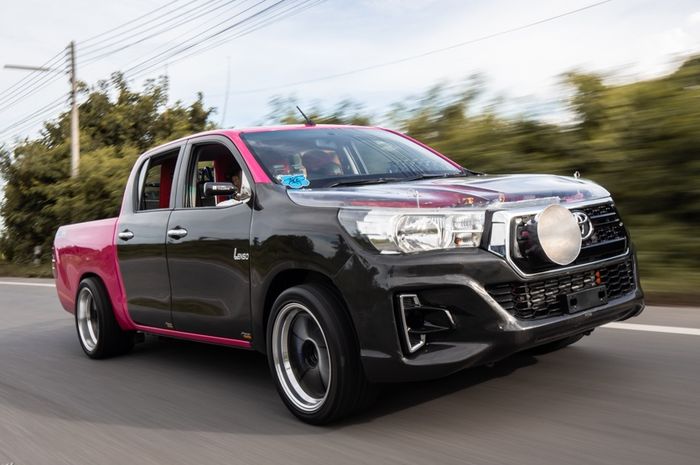 Modifikasi Toyota Hilux asal Thailand gaya racing dengan warna bodi mencolok