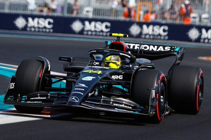 Mercedes W14 tampil dengan sidepod di F1 Monako 2023