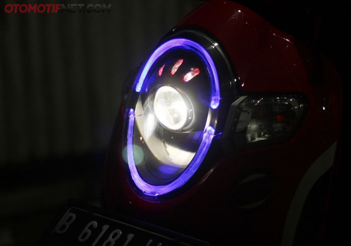 Lampu juga ditambah Demon Eyes atau model LED yang menyinari di sekitar headlamp Honda Scoopy
