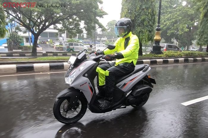 Tips aman berkendara saat kondisi hujan